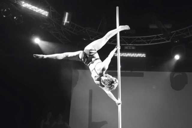 Pole dance, donne che ballano attorno a un palo: �Ma non � erotismo�